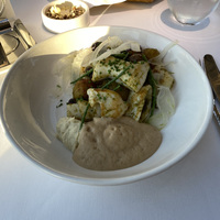 Кальмар, артишоки, морская спаржа и ялтинский лук