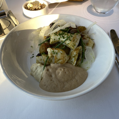 Кальмар, артишоки, морская спаржа и ялтинский лук