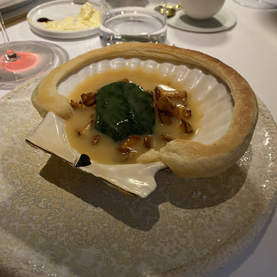Морской гребешок, лисички и соус белое вино