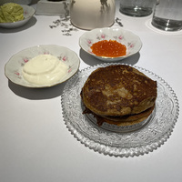 Икра (красная) с банановыми оладьями