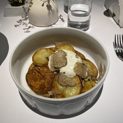 Жареная картошка с яйцом пашот и трюфелем