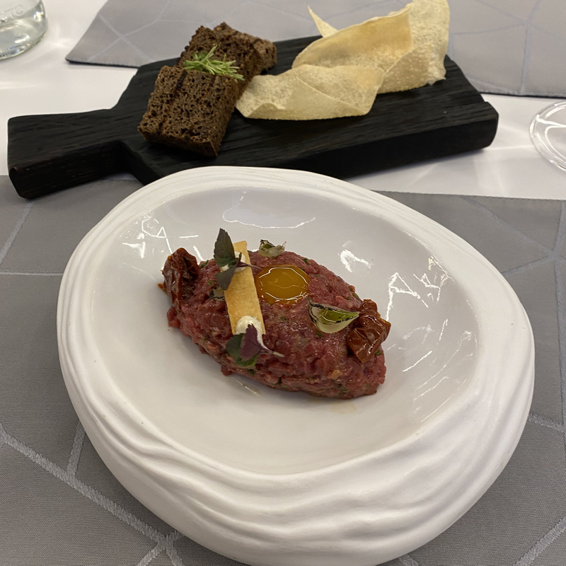 Тартар из говядины, чипсы из нута