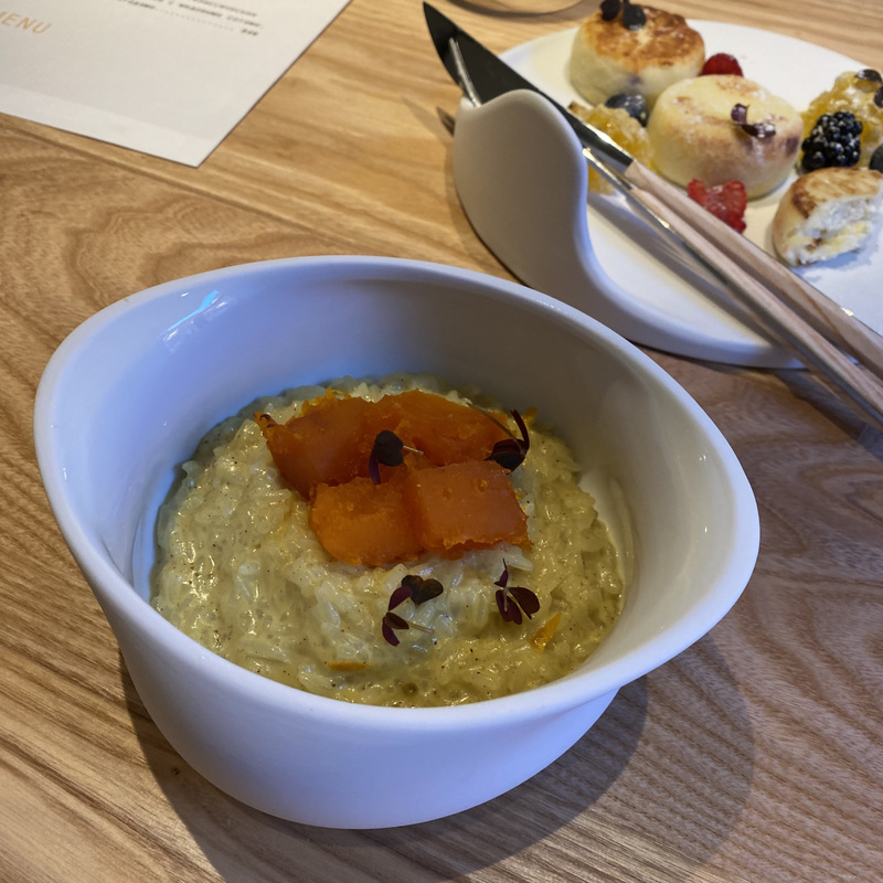 Пряная рисовая каша на кокосовом молоке с куркумой, кардамоном и мармеладом из тыквы