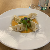 Дамплинги с гребешками, креветками и крабом