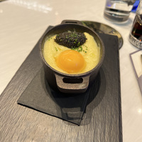 Картофель с яйцом и черной икрой