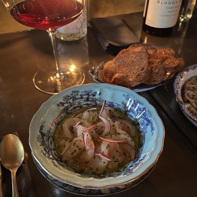 Креветки крудо, маракуйя, сибулет