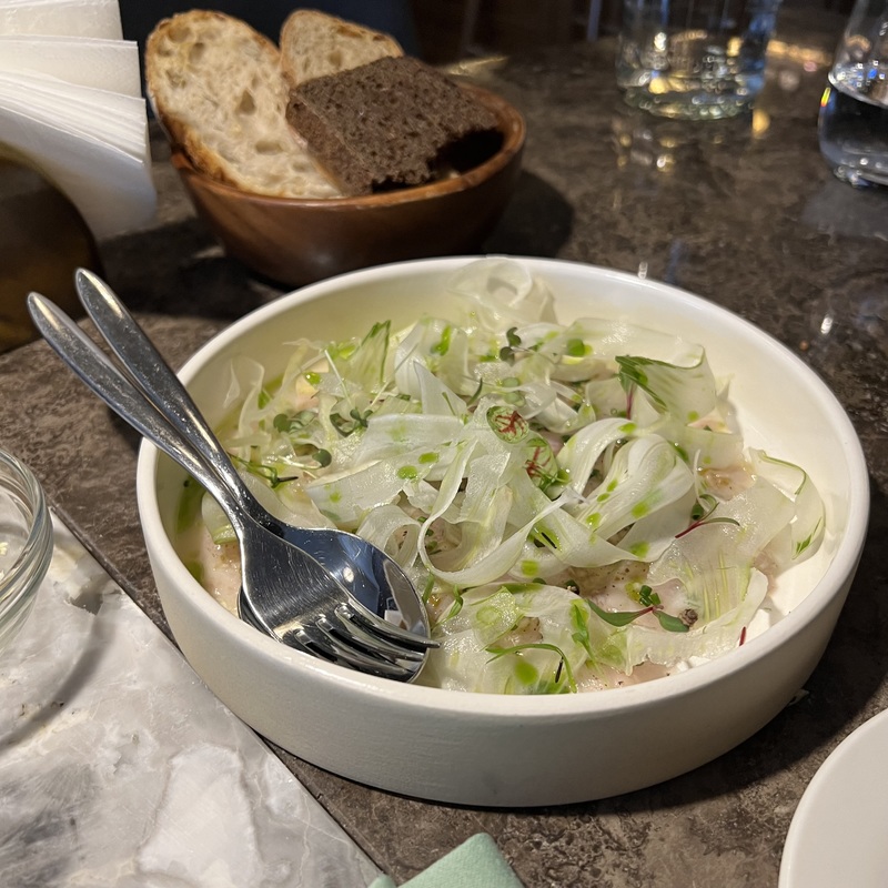 Крудо из сибаса с розовым душистым перцем и фенхелем