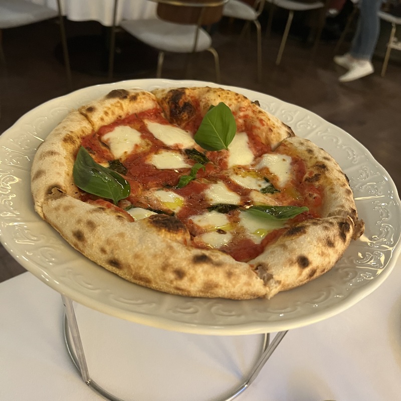 Pizza Margherita (пицца «Маргарита» - в меню 550 руб.)