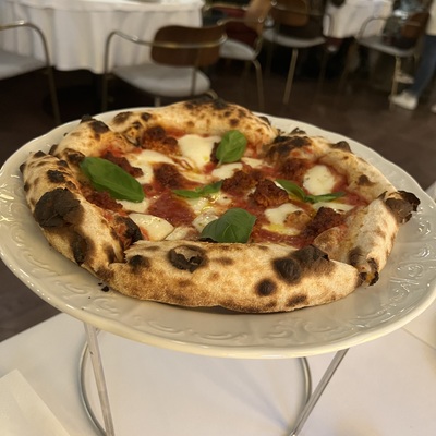 Pizzа N’Duja (пицца «Н’Дуя» с острой калабрийской колбасой – в меню 950 руб.)