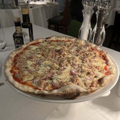 Пицца с тунцом и красным луком