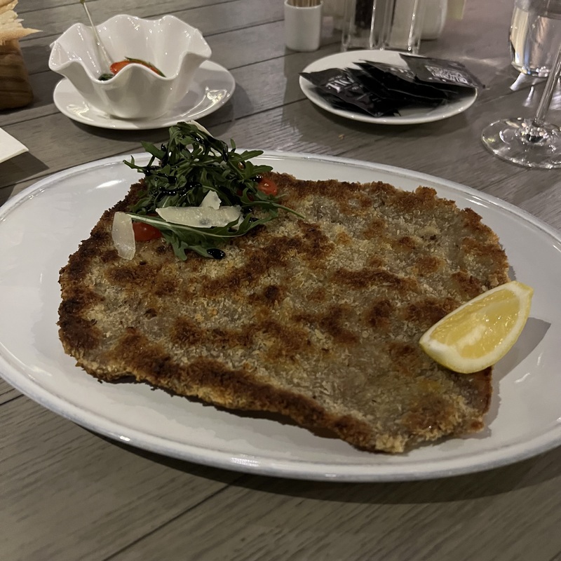 Котолетта алла миланезе с рукколой и томатами