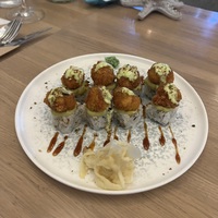 Ролл с хрустящей креветкой, крабом и гуакамоле