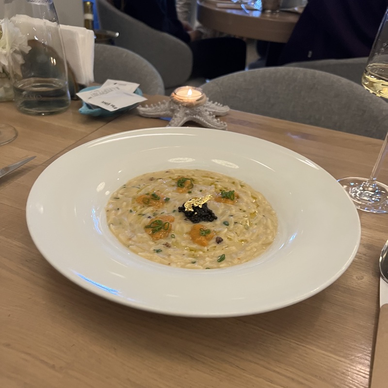Паста орзо с икрой морского ежа, черной икрой и соусом берблан