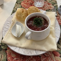 Борщ с говядиной, сметаной и сырными пампушками