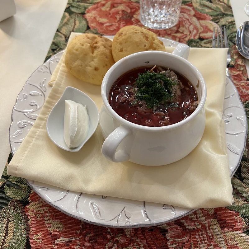 Борщ с говядиной, сметаной и сырными пампушками