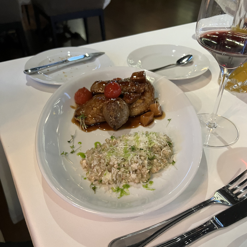 Цесарка с белыми грибами и зеленой гречкой (в меню 1390 руб.)