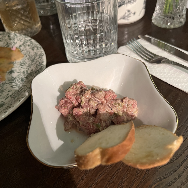 Тартар из говядины с бархат айоли