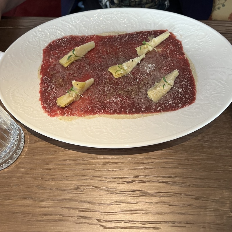 Свежее карпаччо из говядины, соус из тунца, артишок
