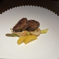 Говяжья вырезка, дайкон, грибы эноки