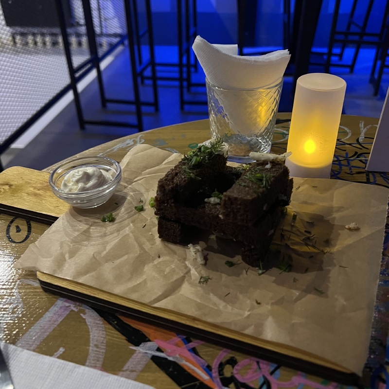 Гренки бородинские с чесноком и травами
