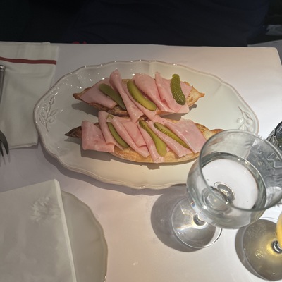 Багет с ветчиной, корнишоном и маслом