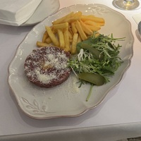 Тартар из говядины с картошкой фри