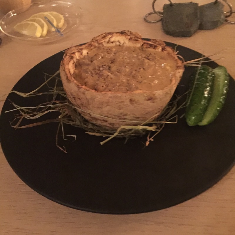 Бефстроганоф с картофельным кремом и огурцами