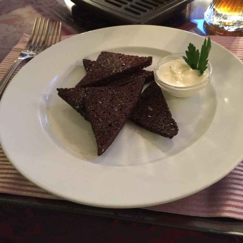 Чесночные гренки со сливочно-чесночным соусом