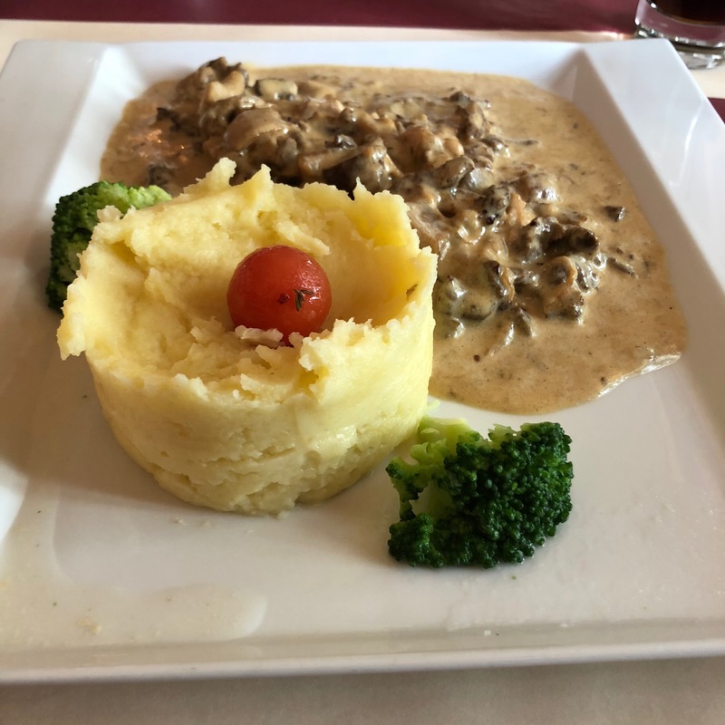 Бефстроганов с картофельным пюре и брокколи