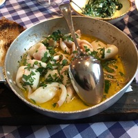 Кальмары с чесноком и петрушкой на раскаленной сковородке