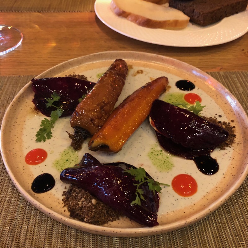 Запеченная морковь и свекла с козьим сыром