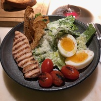 Салат Цезарь с куриной грудкой