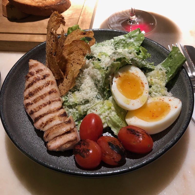 Салат Цезарь с куриной грудкой