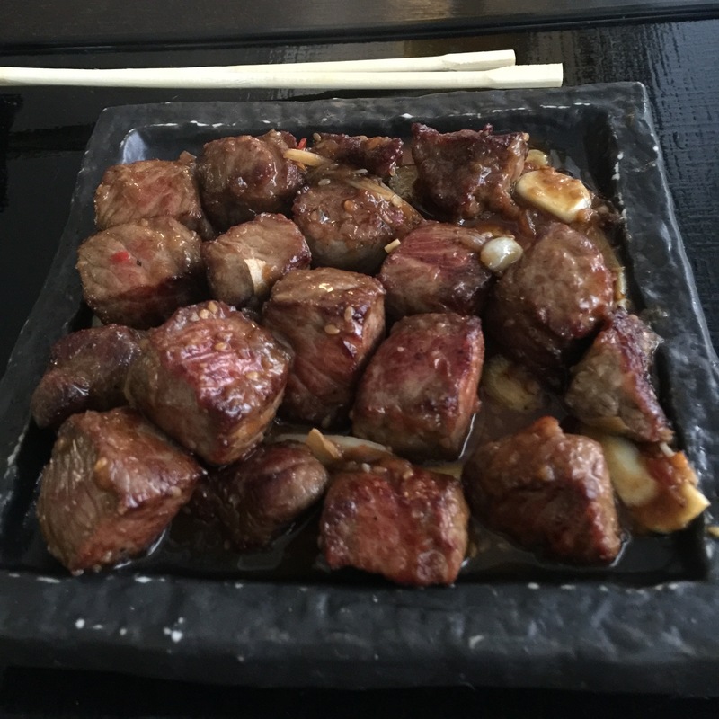 Стейк с кунжутным маслом и чесноком
