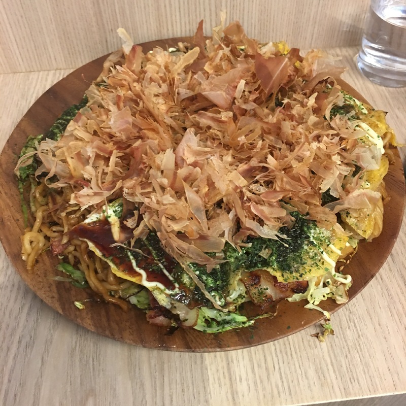 Японская лепешка на тепане (Okonomiyaki pork belly)