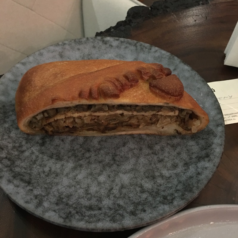 Кулебяка с грибами и капустой