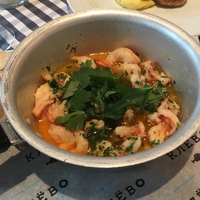 Креветки на раскаленной сковороде с чесноком и петрушкой