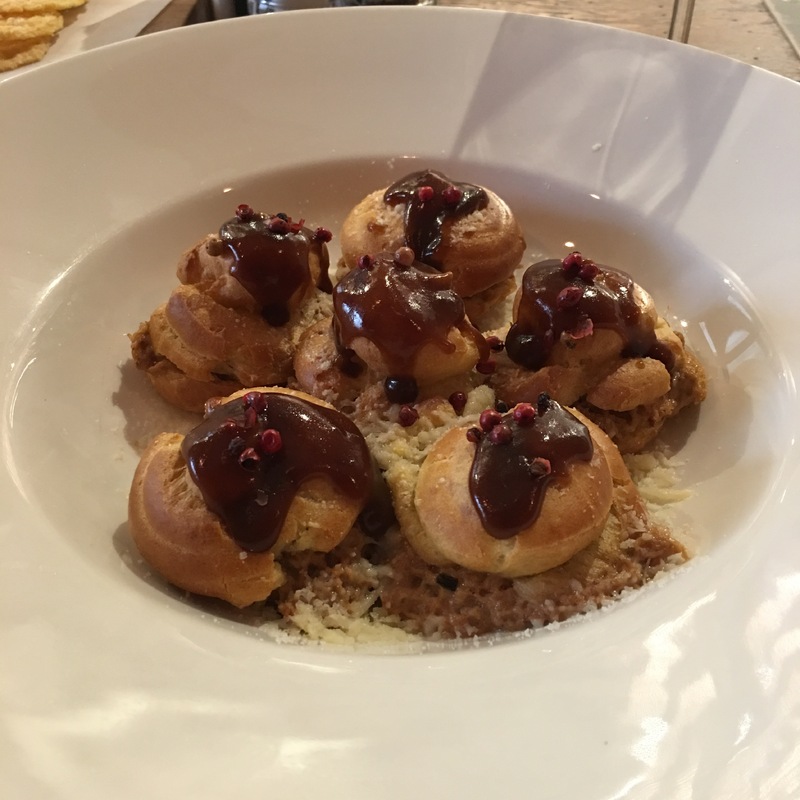 Профитроли с пряным кроликом, инжиром и розовым перцем