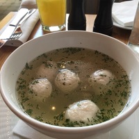 Куриный бульон с фрикадельками