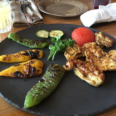Куриные бедра на гриле с овощами
