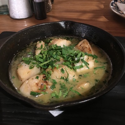 Гребешки, обжаренные с чесноком и петрушкой