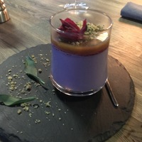 Панакота из пюре груши с соусом карамель