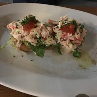 Брускетта с крабом