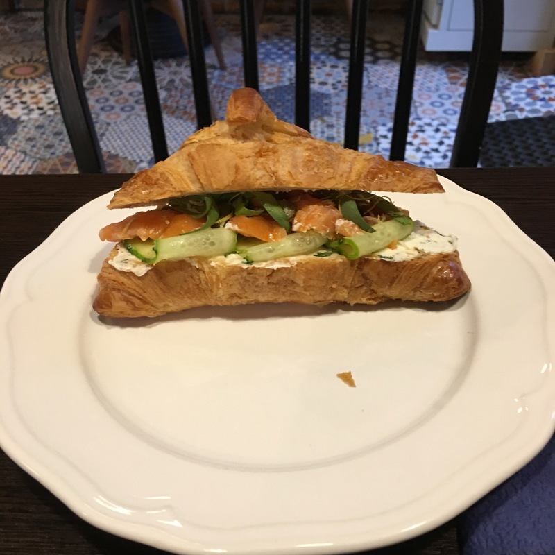 Круассан с семгой и мягким сыром
