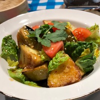 Салат с баклажанами, помидорами и Романо