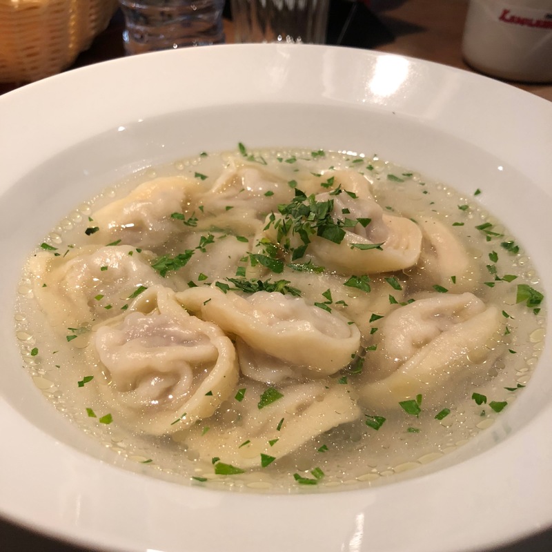 Пельмени домашние с бульоном