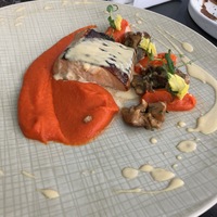 Маринованный палтус с пюре из батата и болгарского перца, лесными грибами и соусом из белого вина