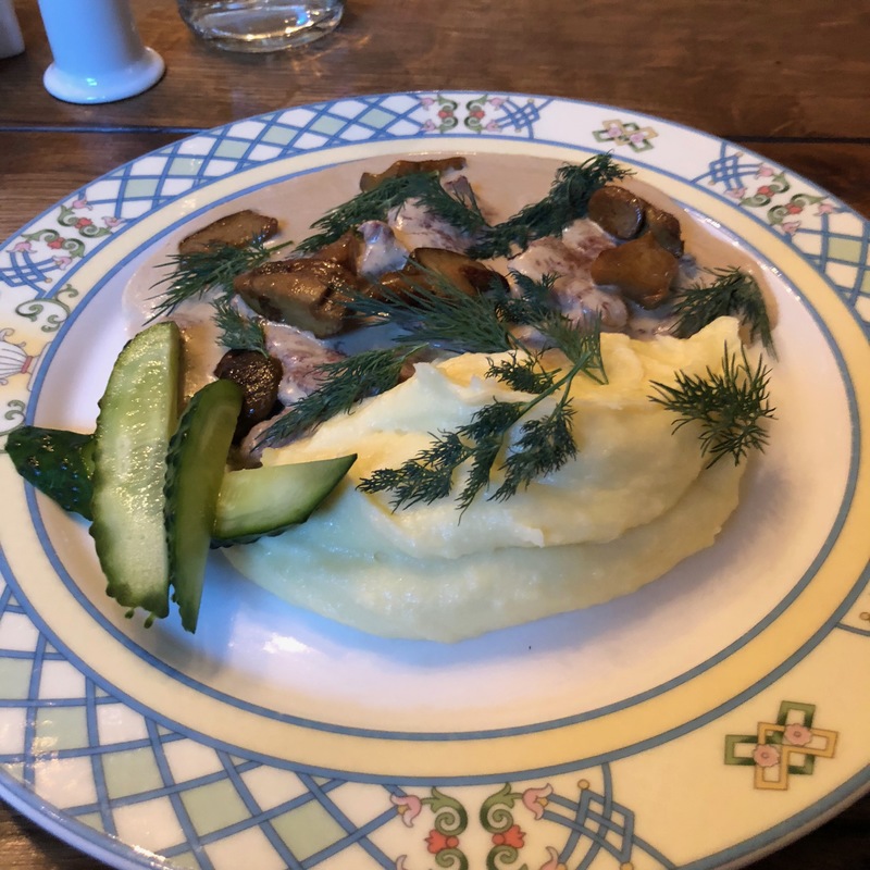 Бефстроганов с белыми грибами и картофельным пюре