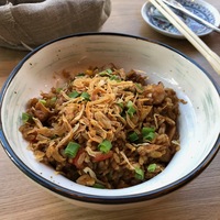 Рис на воке с «Курицей Кунг Пао»