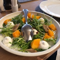 Салат с козьим сыром и хурмой